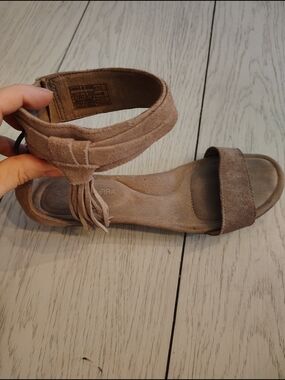 Koolaburra by UGG Imree Suede Wedge Sandals Fringe Tassel Taupe Boho Size 8